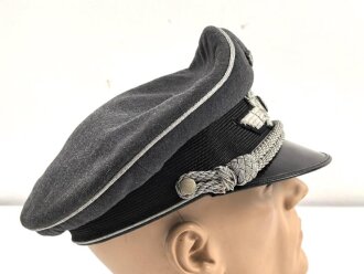 Luftwaffe, Schirmmütze für einen Offizier. Etwas aus der Form geraten, der Mützenadler höchstwahrscheinlich neuzeitlich vernäht. Kopfgrösse gemessen 57