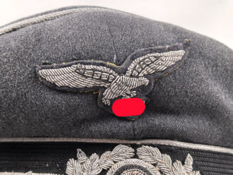 Luftwaffe, Schirmmütze für einen Offizier. Etwas aus der Form geraten, der Mützenadler höchstwahrscheinlich neuzeitlich vernäht. Kopfgrösse gemessen 57
