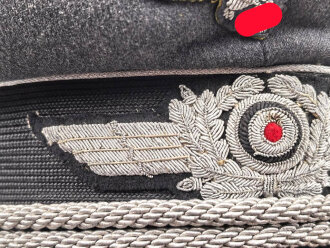 Luftwaffe, Schirmmütze für einen Offizier. Etwas aus der Form geraten, der Mützenadler höchstwahrscheinlich neuzeitlich vernäht. Kopfgrösse gemessen 57