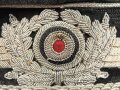 Luftwaffe, Schirmmütze für einen Offizier. Etwas aus der Form geraten, der Mützenadler höchstwahrscheinlich neuzeitlich vernäht. Kopfgrösse gemessen 57