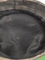 Luftwaffe, Schirmmütze für einen Offizier. Etwas aus der Form geraten, der Mützenadler höchstwahrscheinlich neuzeitlich vernäht. Kopfgrösse gemessen 57