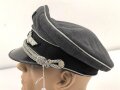 Luftwaffe, Schirmmütze für einen Offizier. Etwas aus der Form geraten, der Mützenadler höchstwahrscheinlich neuzeitlich vernäht. Kopfgrösse gemessen 57