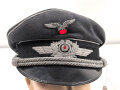 Luftwaffe, Schirmmütze für einen Offizier. Etwas aus der Form geraten, der Mützenadler höchstwahrscheinlich neuzeitlich vernäht. Kopfgrösse gemessen 57