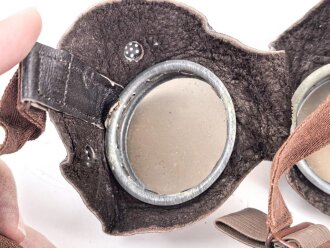 Allgemeine Schutzbrille Wehrmacht in Hülle aus Ersatzmaterial. Umbral Gläser ( getönt) , mit beiliegendem Hinweiszettel, dieser mit Druckvermerk von 1942