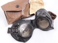 Allgemeine Schutzbrille Wehrmacht in Hülle aus Ersatzmaterial. Umbral Gläser ( getönt) , mit beiliegendem Hinweiszettel, dieser mit Druckvermerk von 1942