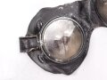 Allgemeine Schutzbrille Wehrmacht in Hülle aus Ersatzmaterial. Umbral Gläser ( getönt) , mit beiliegendem Hinweiszettel, dieser mit Druckvermerk von 1942