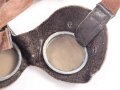 Allgemeine Schutzbrille Wehrmacht in Hülle aus Ersatzmaterial. Umbral Gläser ( getönt) , mit beiliegendem Hinweiszettel, dieser mit Druckvermerk von 1942