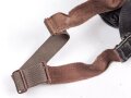 Allgemeine Schutzbrille Wehrmacht in Hülle aus Ersatzmaterial. Umbral Gläser ( getönt) , mit beiliegendem Hinweiszettel, dieser mit Druckvermerk von 1942
