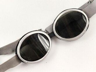 Getönte Brille mit Aluminiumrahmen, sieht man so immer wieder auf Fotos bei Angehörigen der Gebirgstruppe. Ungetragen, Gummiband ohne Funktion