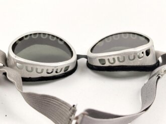 Getönte Brille mit Aluminiumrahmen, sieht man so...