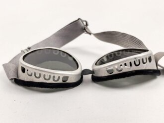Getönte Brille mit Aluminiumrahmen, sieht man so immer wieder auf Fotos bei Angehörigen der Gebirgstruppe. Ungetragen, Gummiband ohne Funktion