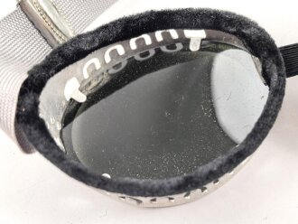 Getönte Brille mit Aluminiumrahmen, sieht man so immer wieder auf Fotos bei Angehörigen der Gebirgstruppe. Ungetragen, Gummiband ohne Funktion