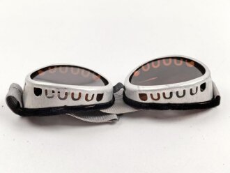 Getönte Brille mit Aluminiumrahmen, sieht man so...