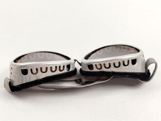 Getönte Brille mit Aluminiumrahmen, sieht man so immer wieder auf Fotos bei Angehörigen der Gebirgstruppe. Ungetragen, Gummiband ohne Funktion