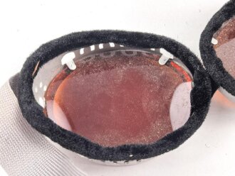 Getönte Brille mit Aluminiumrahmen, sieht man so immer wieder auf Fotos bei Angehörigen der Gebirgstruppe. Ungetragen, Gummiband ohne Funktion