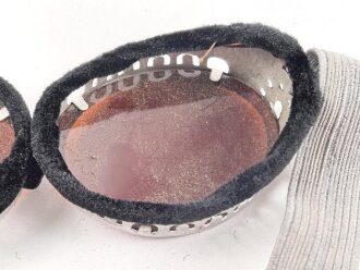 Getönte Brille mit Aluminiumrahmen, sieht man so immer wieder auf Fotos bei Angehörigen der Gebirgstruppe. Ungetragen, Gummiband ohne Funktion