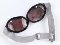 Getönte Brille mit Aluminiumrahmen, sieht man so immer wieder auf Fotos bei Angehörigen der Gebirgstruppe. Ungetragen, Gummiband ohne Funktion