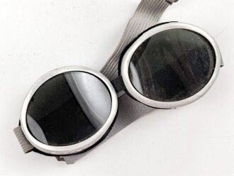 Getönte Brille mit Aluminiumrahmen, sieht man so...