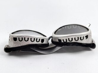 Getönte Brille mit Aluminiumrahmen, sieht man so...