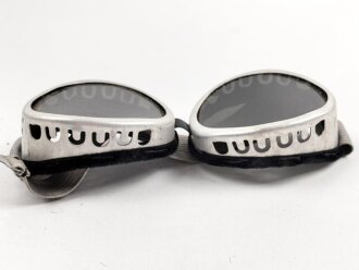 Getönte Brille mit Aluminiumrahmen, sieht man so immer wieder auf Fotos bei Angehörigen der Gebirgstruppe. Ungetragen, Gummiband ohne Funktion