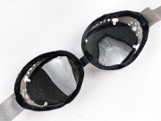 Getönte Brille mit Aluminiumrahmen, sieht man so immer wieder auf Fotos bei Angehörigen der Gebirgstruppe. Ungetragen, Gummiband ohne Funktion