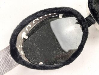 Getönte Brille mit Aluminiumrahmen, sieht man so immer wieder auf Fotos bei Angehörigen der Gebirgstruppe. Ungetragen, Gummiband ohne Funktion
