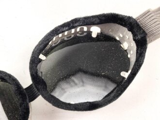 Getönte Brille mit Aluminiumrahmen, sieht man so immer wieder auf Fotos bei Angehörigen der Gebirgstruppe. Ungetragen, Gummiband ohne Funktion