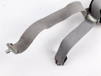 Getönte Brille mit Aluminiumrahmen, sieht man so immer wieder auf Fotos bei Angehörigen der Gebirgstruppe. Ungetragen, Gummiband ohne Funktion