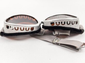 Getönte Brille mit Aluminiumrahmen, sieht man so...