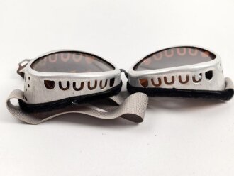 Getönte Brille mit Aluminiumrahmen, sieht man so immer wieder auf Fotos bei Angehörigen der Gebirgstruppe. Ungetragen, Gummiband ohne Funktion