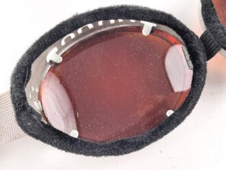 Getönte Brille mit Aluminiumrahmen, sieht man so immer wieder auf Fotos bei Angehörigen der Gebirgstruppe. Ungetragen, Gummiband ohne Funktion