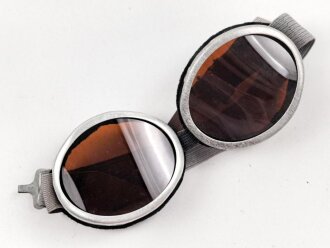 Getönte Brille mit Aluminiumrahmen, sieht man so immer wieder auf Fotos bei Angehörigen der Gebirgstruppe. Ungetragen, Gummiband ohne Funktion
