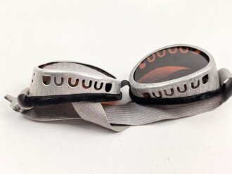 Getönte Brille mit Aluminiumrahmen, sieht man so...