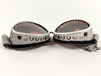 Getönte Brille mit Aluminiumrahmen, sieht man so immer wieder auf Fotos bei Angehörigen der Gebirgstruppe. Ungetragen, Gummiband ohne Funktion