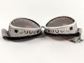 Getönte Brille mit Aluminiumrahmen, sieht man so immer wieder auf Fotos bei Angehörigen der Gebirgstruppe. Ungetragen, Gummiband ohne Funktion