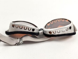Getönte Brille mit Aluminiumrahmen, sieht man so...