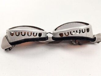 Getönte Brille mit Aluminiumrahmen, sieht man so immer wieder auf Fotos bei Angehörigen der Gebirgstruppe. Ungetragen, Gummiband ohne Funktion