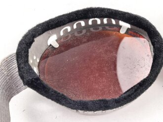 Getönte Brille mit Aluminiumrahmen, sieht man so immer wieder auf Fotos bei Angehörigen der Gebirgstruppe. Ungetragen, Gummiband ohne Funktion