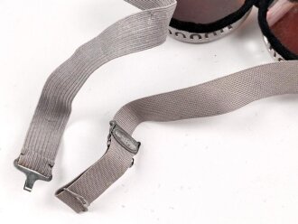 Getönte Brille mit Aluminiumrahmen, sieht man so immer wieder auf Fotos bei Angehörigen der Gebirgstruppe. Ungetragen, Gummiband ohne Funktion