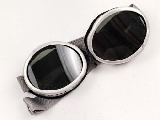 Getönte Brille mit Aluminiumrahmen, sieht man so...