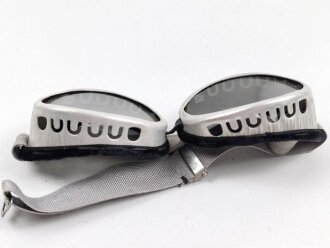 Getönte Brille mit Aluminiumrahmen, sieht man so...