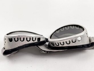 Getönte Brille mit Aluminiumrahmen, sieht man so immer wieder auf Fotos bei Angehörigen der Gebirgstruppe. Ungetragen, Gummiband ohne Funktion