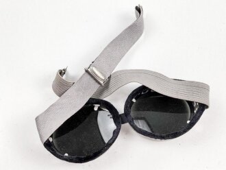 Getönte Brille mit Aluminiumrahmen, sieht man so immer wieder auf Fotos bei Angehörigen der Gebirgstruppe. Ungetragen, Gummiband ohne Funktion