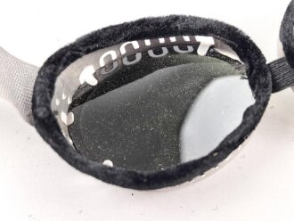 Getönte Brille mit Aluminiumrahmen, sieht man so immer wieder auf Fotos bei Angehörigen der Gebirgstruppe. Ungetragen, Gummiband ohne Funktion