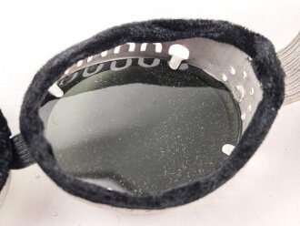 Getönte Brille mit Aluminiumrahmen, sieht man so immer wieder auf Fotos bei Angehörigen der Gebirgstruppe. Ungetragen, Gummiband ohne Funktion