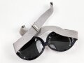 Getönte Brille mit Aluminiumrahmen, sieht man so immer wieder auf Fotos bei Angehörigen der Gebirgstruppe. Ungetragen, Gummiband ohne Funktion