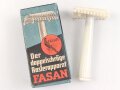"FASAN" Rasierapparat aus weißer Preßmasse. Ungebraucht, in der originalen Umverpackung