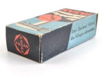 "FASAN" Rasierapparat aus weißer Preßmasse. Ungebraucht, in der originalen Umverpackung