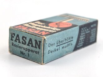 "FASAN" Rasierapparat aus weißer Preßmasse. Ungebraucht, in der originalen Umverpackung, diese leicht zerdrückt