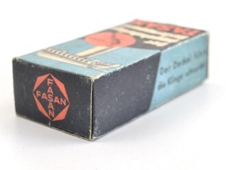 "FASAN" Rasierapparat aus weißer Preßmasse. Ungebraucht, in der originalen Umverpackung, diese leicht zerdrückt